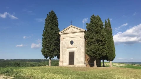 Rural landscape view in 4K of the small Chapel of Madonna di Vitaleta Stock Footage 80156066