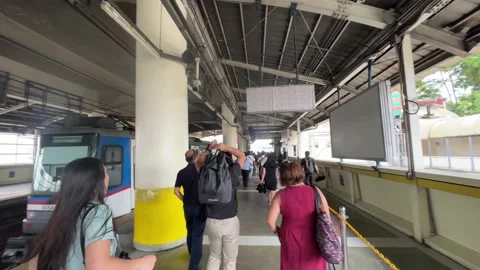 Rush Hour at Manila MRT Station Platform 4K 60fps 動画素材 339196931