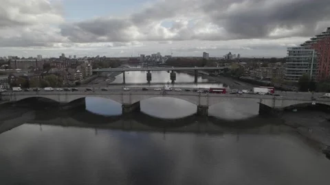Rush hour on Putney bridge, slowly moving vehicles Stock Footage 167931670