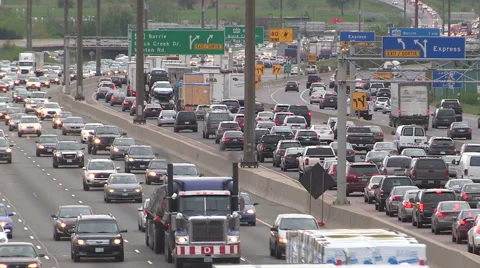 Rush hour traffic jam on major highway running through city of Toronto Видео 50195185