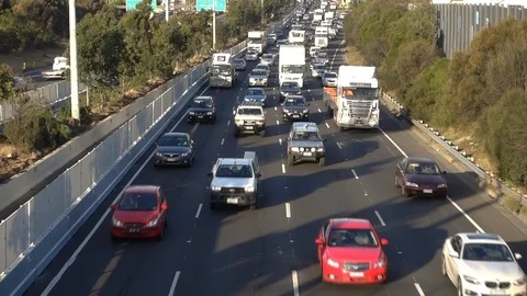 Rush hour traffic on Melbourne's multi-lane freeway. VIC Australia Vídeos de archivo 89825135