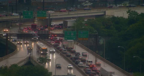 Rush hour traffic in rain, dark, depressing, City of Philadelphia, PA 動画素材 139540842