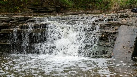 Rushing Cascade: Close-Up Waterfall with Foaming Stream Below Stock-Fotos