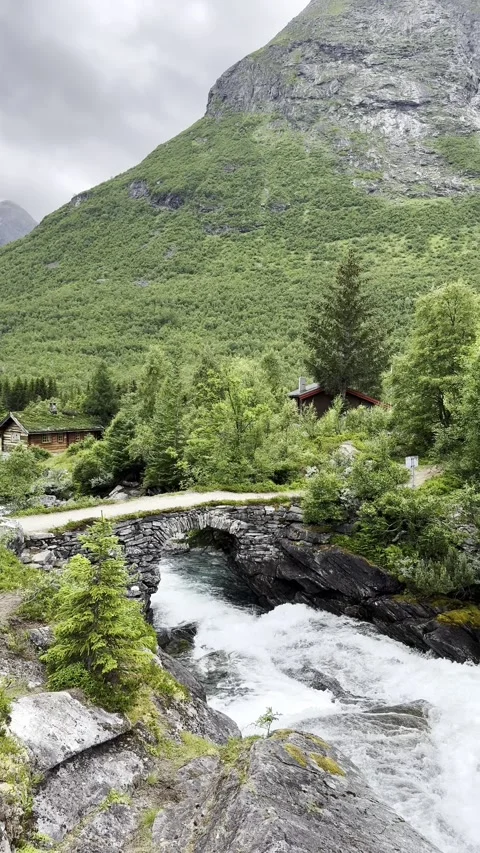 Rushing mountain river under stone bridge norway 1 库存影片 340238162