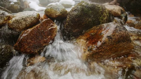 Rushing mountain stream water flowing over rocks Vidéo 331791375
