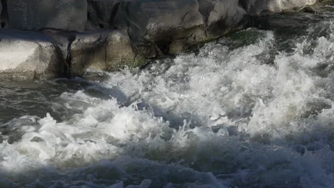 Rushing river in Denver 動画素材 318337512