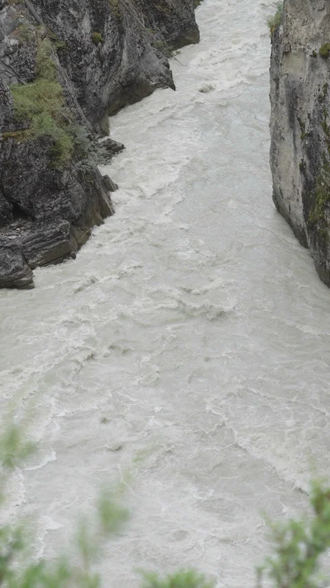 Rushing River Through the Dramatic Cliffs of Sunwapta Falls, Canada 스톡 동영상 300530907