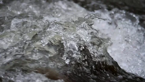 Rushing river water splashing creating waves close up in slow motion part 2 Vidéo 107044992