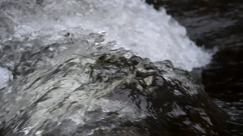 Rushing river water splashing creating waves close up Vidéo 107045345