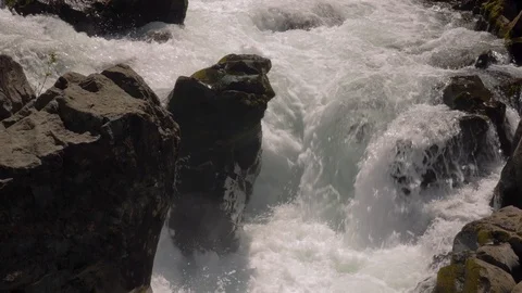 Rushing river waterfall with large rocks in slow motion Vídeo Stock 107899574