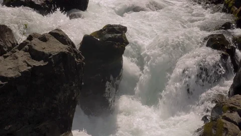 Rushing river waterfall with large rocks Vidéo 107899738