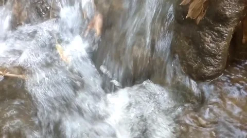 Rushing Stream Over Rocks Видео 334798179