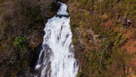 Rushing Waterfall Flowing Through Narrow Rocky Gorge Видео 333253235