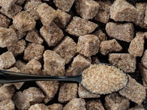Rushy raw sugar cubes close up Фото