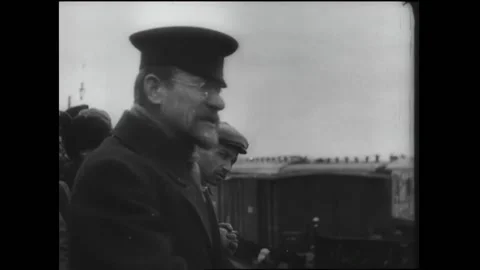 RUSSIA - 1917 - Leon Trotsky and other Bolshevik leaders on stage with Vladimir Stockbeeldmateriaal 308101686