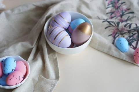 Russia - April 2023: spring with Easter composition with a white porcelain  Foto stock