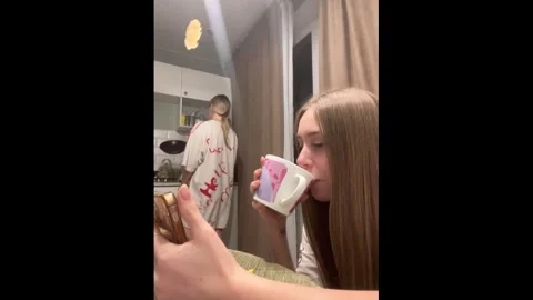 Russia: Pancake flip goes wrong in kitchen in Vladimir, Russia Vídeo Stock 328506237