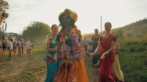 RUSSIA, SAMARA, AUGUST 5, 2016: Hare Krishna. Women dance and sing the mantra Stock Footage 66752205