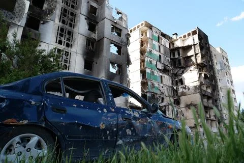 Russian air force dropped bombs and destroyed buildings, killed civilians Foto stock