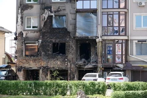 Russian armed forces damaged by a shell dwelling house in Bucha town, Ukraine Foto stock
