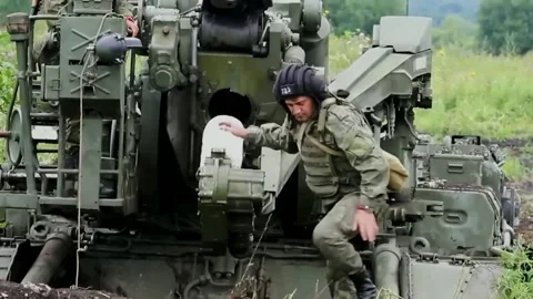 Russian Artillery - Russian crew loading a 2S7 Pion tank 動画素材 233015043