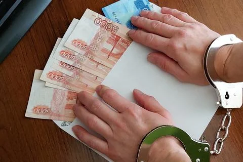 Russian banknotes in an envelope on the table. The concept of a bribe. Women's Foto stock