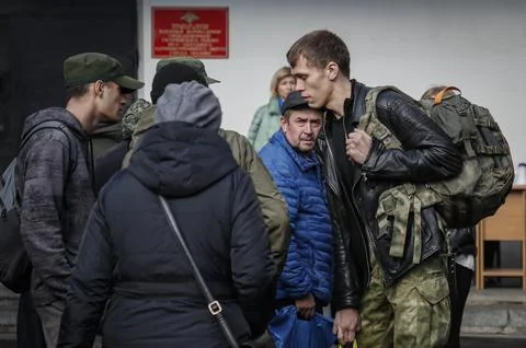 Russian conscripted men at a Moscow recruiting office during Russia's partial mi Fotos de archivo