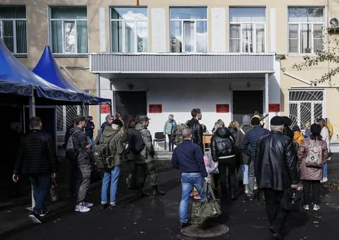 Russian conscripted men at a Moscow recruiting office during Russia's partial mi Stock Photos