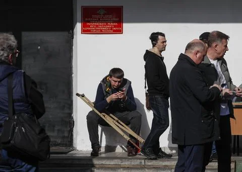 Russian conscripted men at a Moscow recruiting office during Russia's partial mi Foto stock
