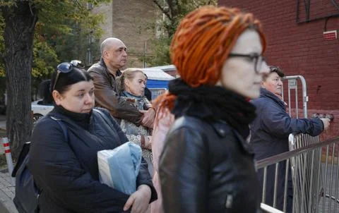 Russian conscripted men at a Moscow recruiting office during Russia's partial mi Stockfoto's