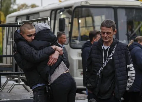 Russian conscripted men at a Moscow recruiting office during Russia's partial mi Foto stock