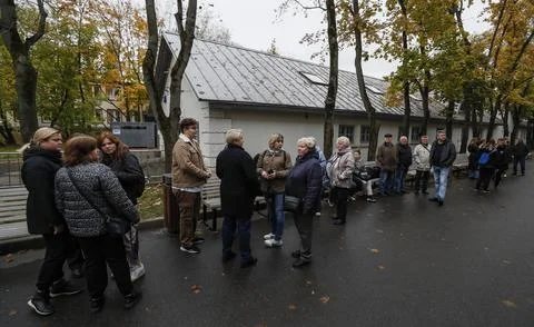 Russian conscripted men at a Moscow recruiting office during Russia's partial mi Foto stock