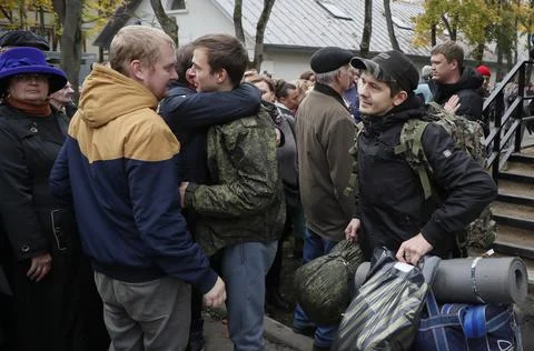 Russian conscripted men at a Moscow recruiting office during Russia's partial mi Stockfoto's