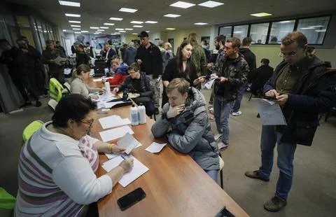 Russian conscripted men at a Moscow recruiting office during Russia's partial mi Stock Photos