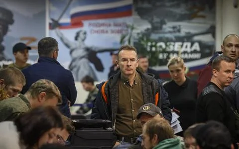 Russian conscripted men at a Moscow recruiting office during Russia's partial mi Stock Photos