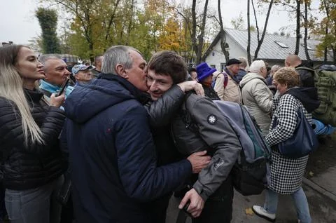 Russian conscripted men at a Moscow recruiting office during Russia's partial mi Fotos de archivo