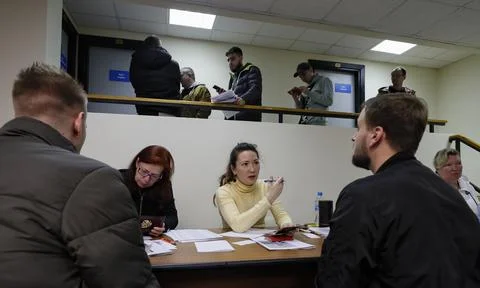 Russian conscripted men at a Moscow recruiting office during Russia's partial mi Foto stock