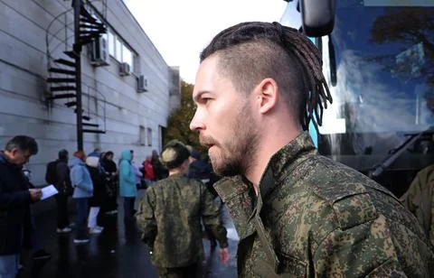 Russian conscripted men at a Moscow recruiting office during Russia's partial mi Foto stock