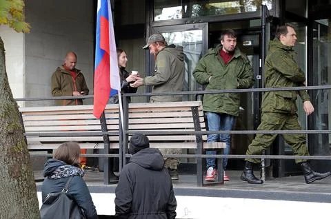 Russian conscripted men at a Moscow recruiting office during Russia's partial mi Stockfoto's