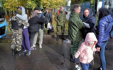 Russian conscripted men at a Moscow recruiting office during Russia's partial mi Foto stock