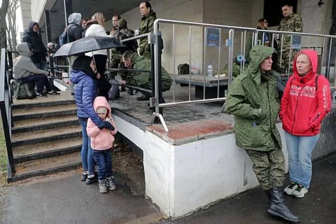 Russian conscripted men at a Moscow recruiting office during Russia's partial mi Stock Photos