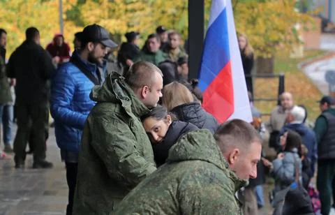 Russian conscripted men at a Moscow recruiting office during Russia's partial mi Foto stock