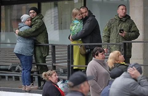 Russian conscripted men at a Moscow recruiting office during Russia's partial mi Foto stock