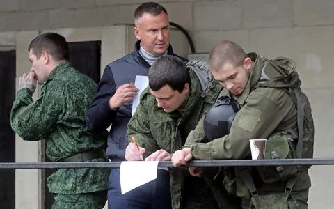 Russian conscripted men at a Moscow recruiting office during Russia's partial mi Foto stock
