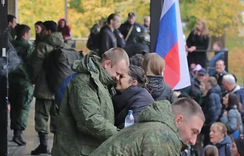 Russian conscripted men at a Moscow recruiting office during Russia's partial mi Foto stock
