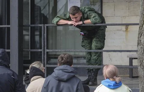 Russian conscripted men at a Moscow recruiting office during Russia's partial mi Stockfoto's