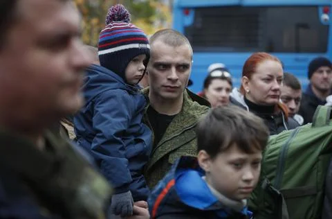 Russian conscripted men at a Moscow recruiting office during Russia's partial mi Stockfoto's