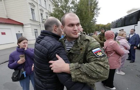Russian conscripted men at a St. Petersburg recruiting office during Russia's pa Stockfoto's
