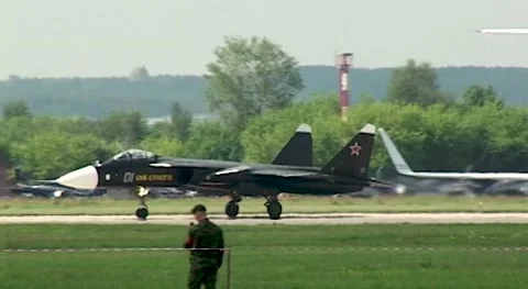 Russian experimental carrier-based fighter Su-47 Berkut is moving along runway. Video stock 172191993