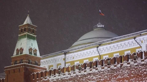 Russian Federation flag over the Kremlin during a snowfall, Moscow, Russia Vidéo 45296679